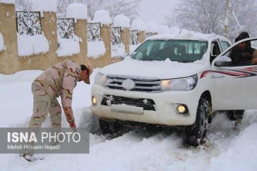 امدادرسانی مرزبانان هنگ مرزی آستارا به مسافران گرفتار در برف به علاوه تصاویر