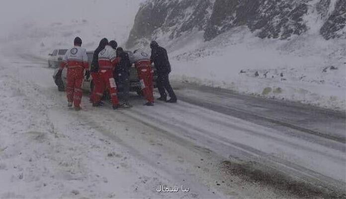 امدادرسانی به خودرو های گرفتار شده ناشی از برف در محور اسالم به خلخال