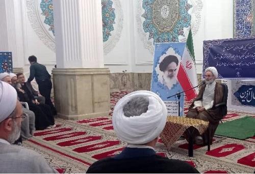 دشمن از کوچک ترین روزنه ضد نظام استفاده می نماید