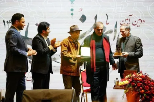 اعطای نشان اصالت ایرانی به علی نصیریان در مراسم یلدای مهان