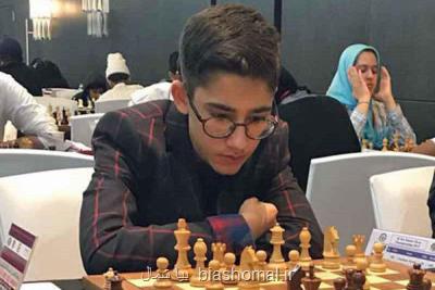 اهدای نشان سفیر مدرسه سازی به استاد بزرگ شطرنج ایران