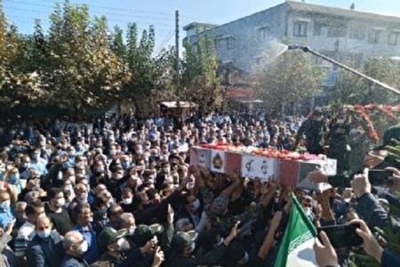 تالش فرزند شهیدش را در آغوش گرفت